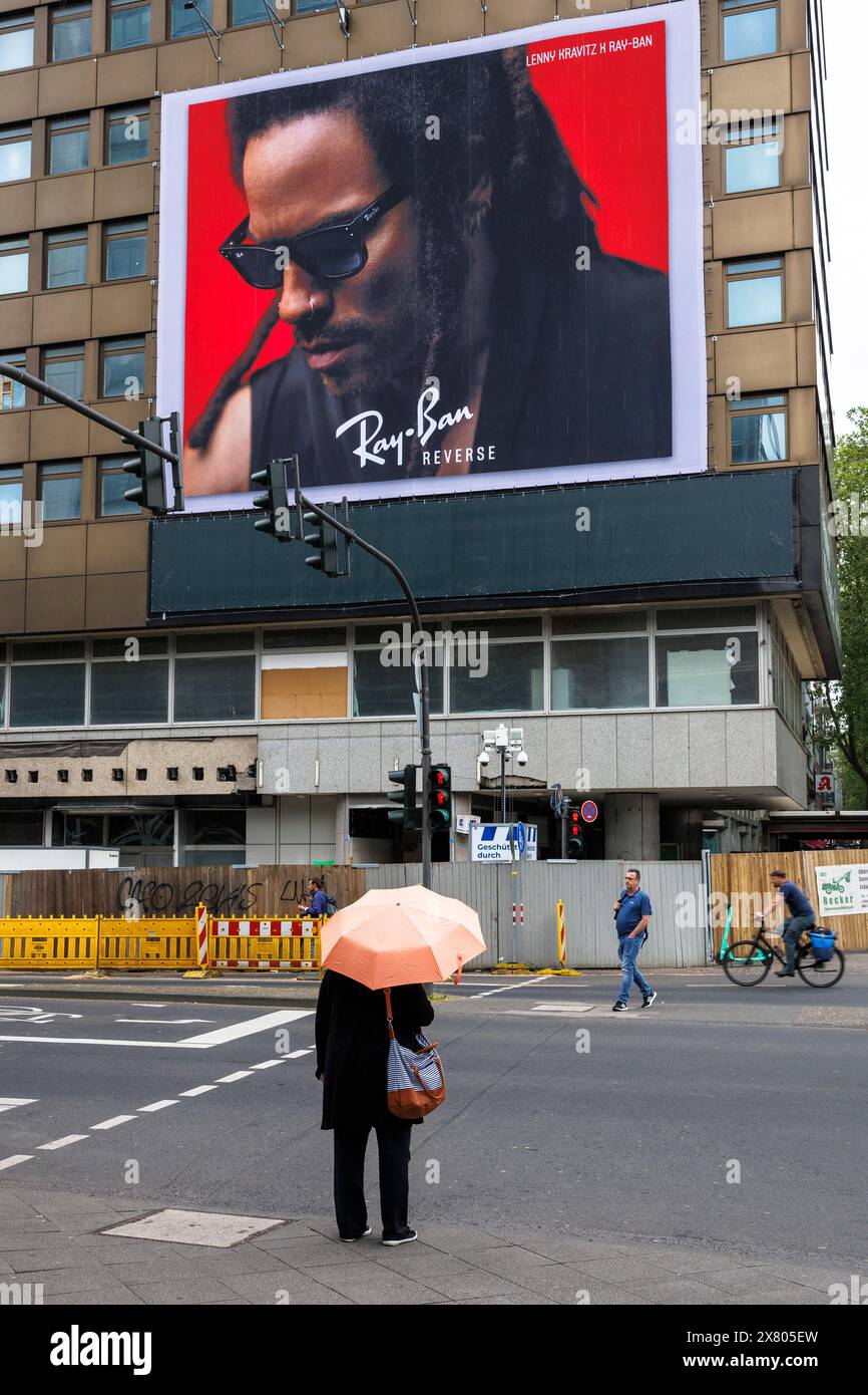 Il musicista Lenny Kravitz pubblicizza occhiali da sole Ray-Ban, cartellone pubblicitario in un edificio a Friesenplatz, Colonia, Germania. Der Musiker Lenny Kravitz wirbt f Foto Stock