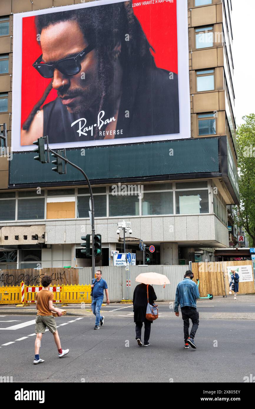 Il musicista Lenny Kravitz pubblicizza occhiali da sole Ray-Ban, cartellone pubblicitario in un edificio a Friesenplatz, Colonia, Germania. Der Musiker Lenny Kravitz wirbt f Foto Stock