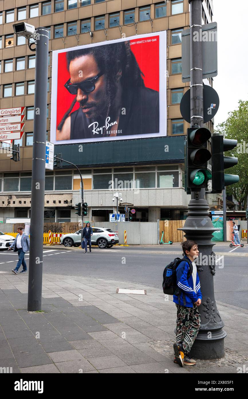 Il musicista Lenny Kravitz pubblicizza occhiali da sole Ray-Ban, cartellone pubblicitario in un edificio a Friesenplatz, Colonia, Germania. ***SOLO PER USO EDITORIALE*** DER Foto Stock