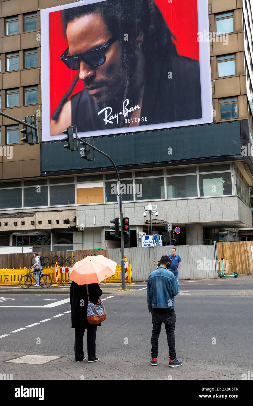 Il musicista Lenny Kravitz pubblicizza occhiali da sole Ray-Ban, cartellone pubblicitario in un edificio a Friesenplatz, Colonia, Germania. Der Musiker Lenny Kravitz wirbt f Foto Stock