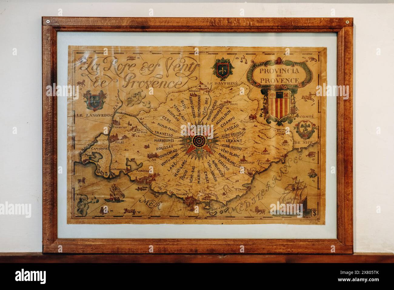 Entrevaux, Francia - 30.10.2022 : una vecchia mappa nella città francese di Entrevaux, in Provenza, nel sud della Francia Foto Stock