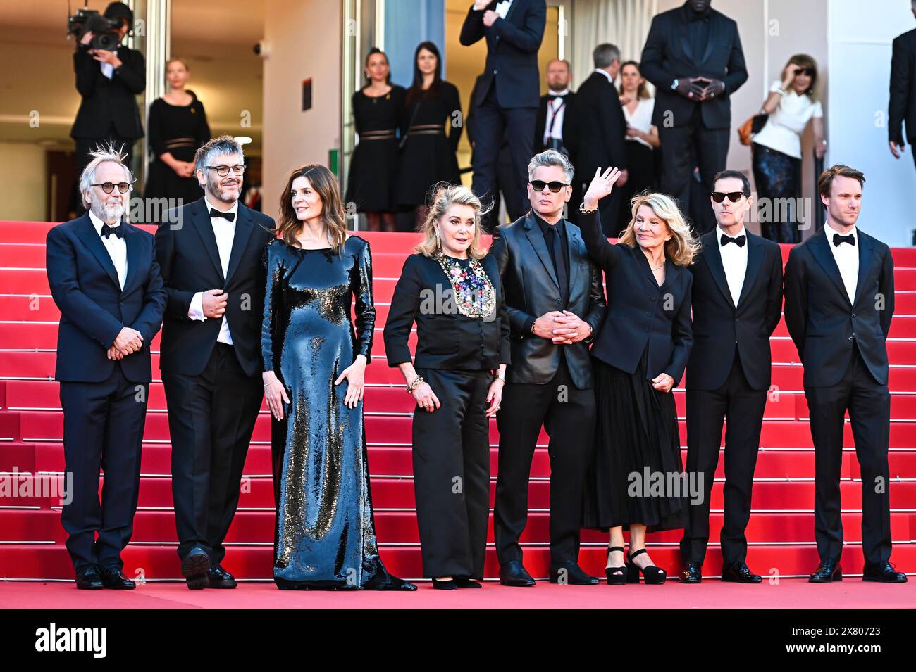 Cannes, Francia. 21 maggio 2024. Fabrice Luchini, Christophe Honore, chiara Mastroianni, Catherine Deneuve, Benjamin Biolay, Nicole Garcia, Melvil Poupaud e Hugh Skinner partecipano al tappeto rosso Marcello mio al 77° Festival annuale di Cannes al Palais des Festivals di Cannes, in Francia, il 21 maggio 2024. (Foto di Stefanos Kyriazis/NurPhoto) credito: NurPhoto SRL/Alamy Live News Foto Stock