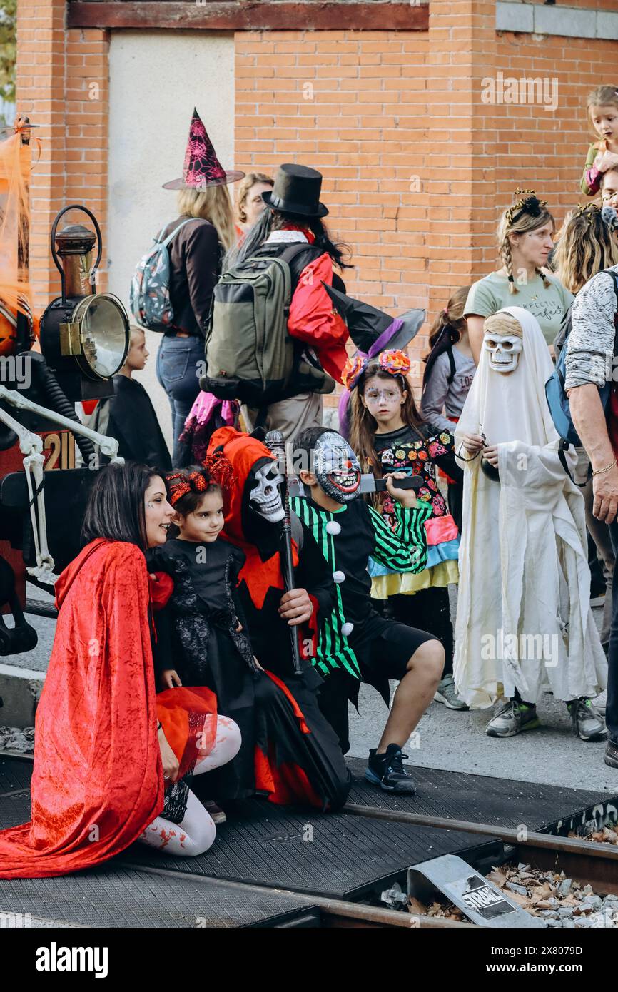Entrevaux, Francia - 30.10.2022 : le persone sotto mentite spoglie celebrano Halloween su un treno d'epoca in Provenza, Francia meridionale. Foto Stock