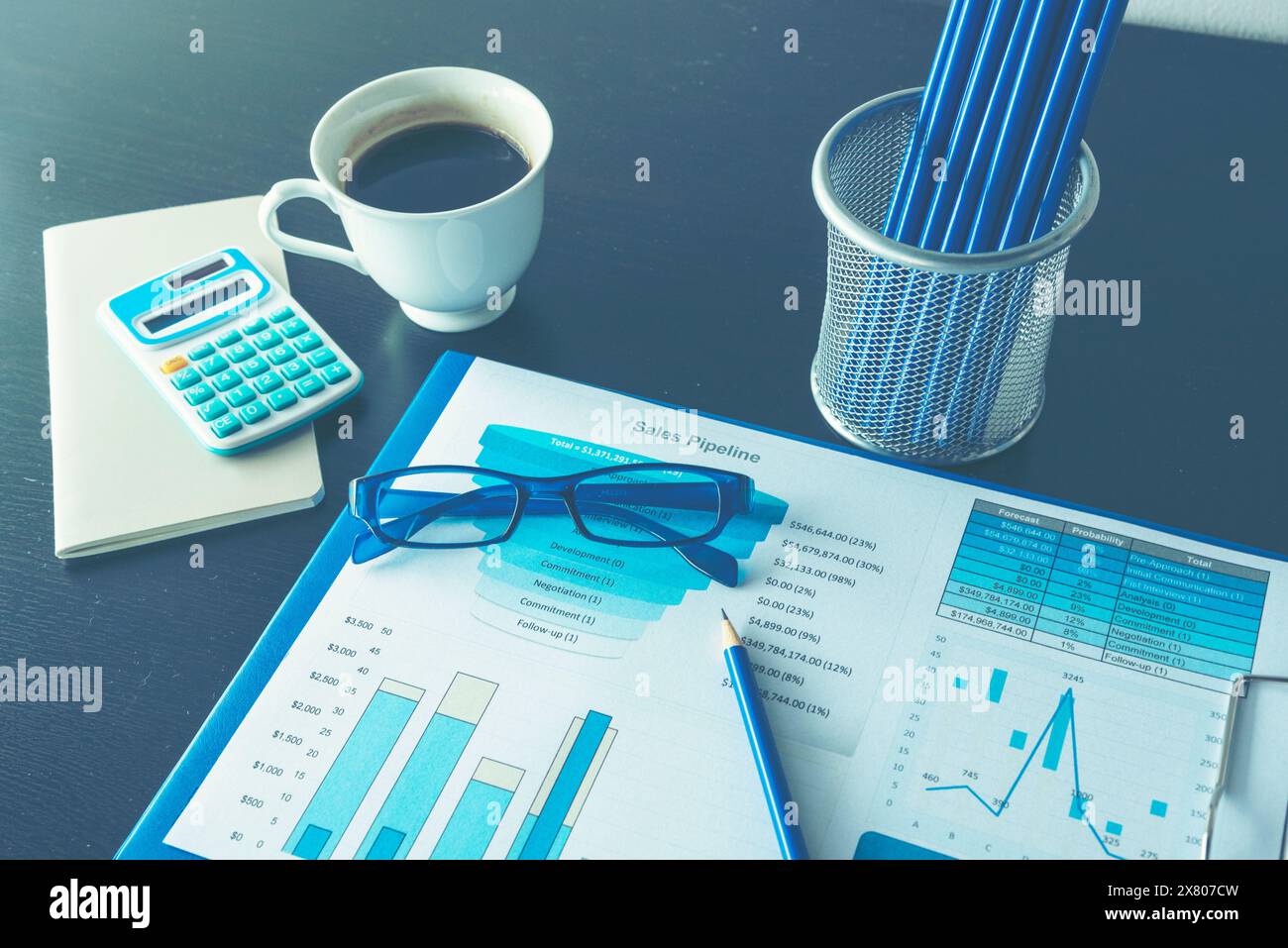 Grafico Excel con foglio di calcolo documento che mostra il concetto di avvio finanziario delle informazioni. Report del database contabilità finanziaria. Grafici e. Foto Stock