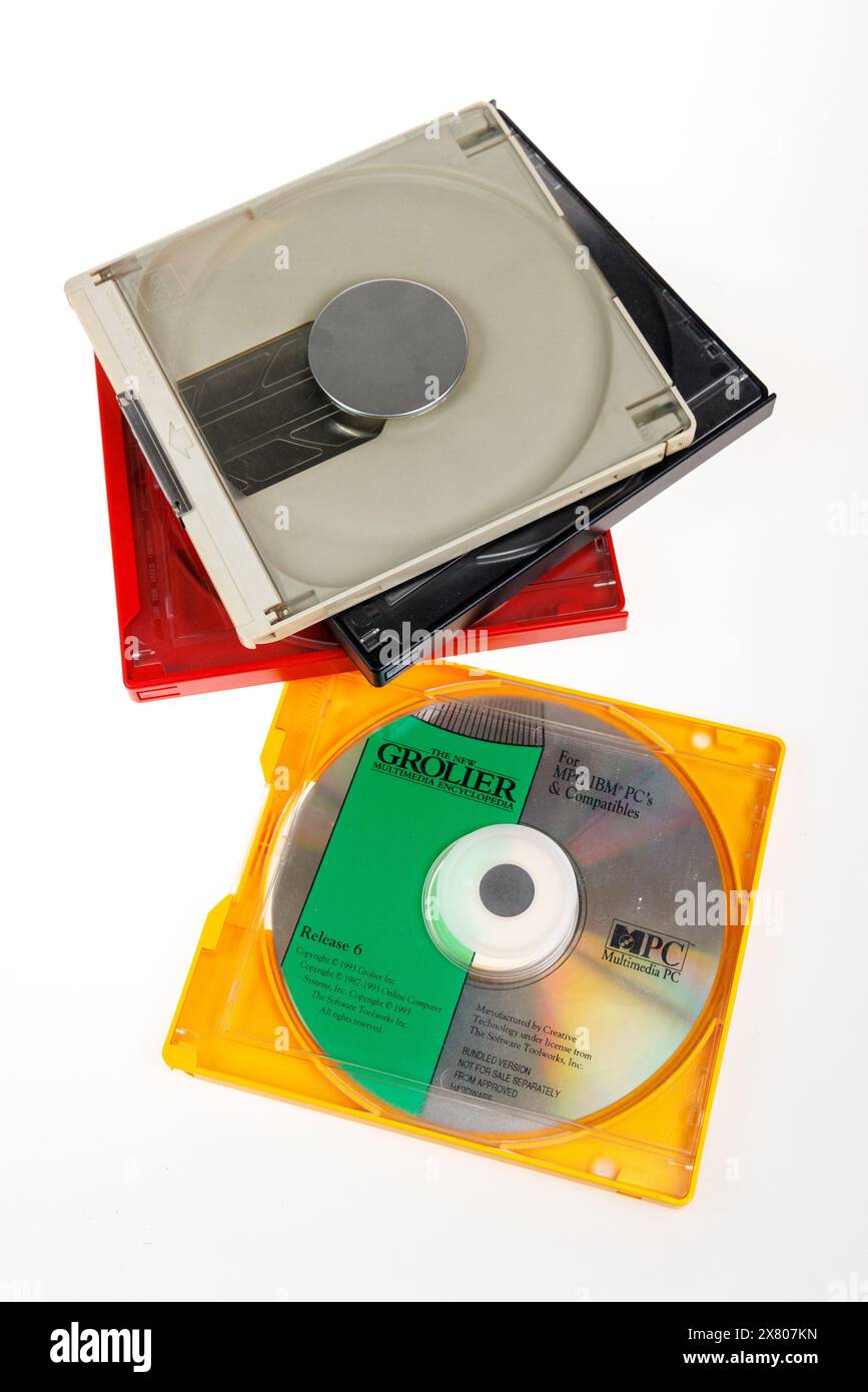 Enciclopedia su CD-ROM Grolier in caddy, tecnologia obsoleta, dispositivo di archiviazione rimovibile da computer Foto Stock
