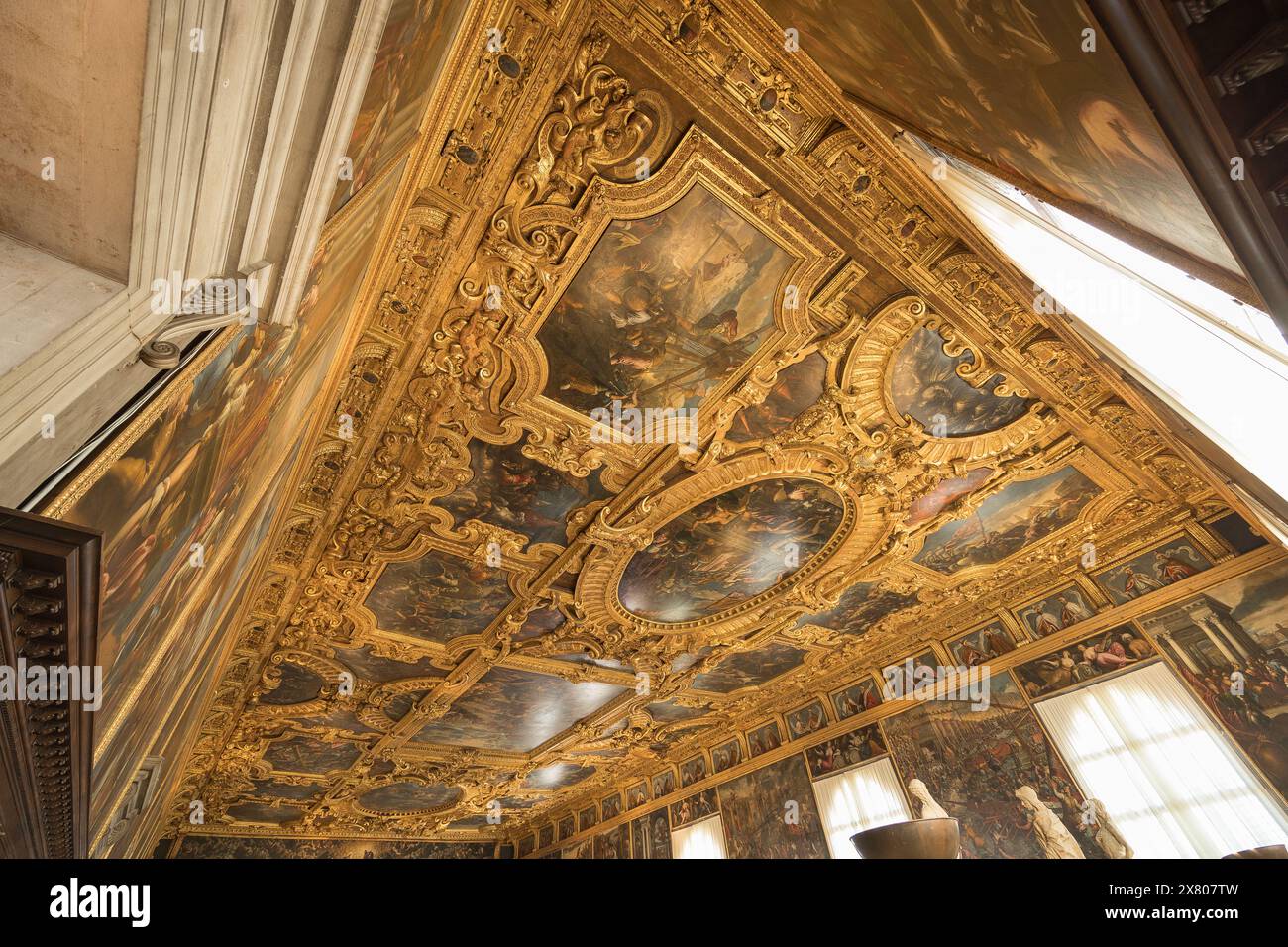 Venezia, Italia - 17 maggio 2024: Dettaglio architettonico all'interno di Palazzo Ducale a Venezia. Foto Stock