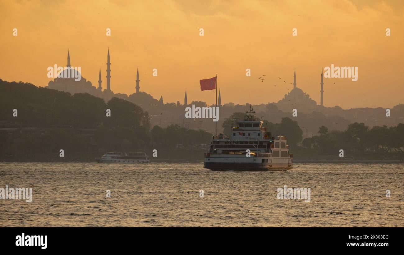 Tramonto a Istanbul silhouette con moschea e sfondo bandiera turca. Messa a fuoco selettiva. Area open space. Foto Stock