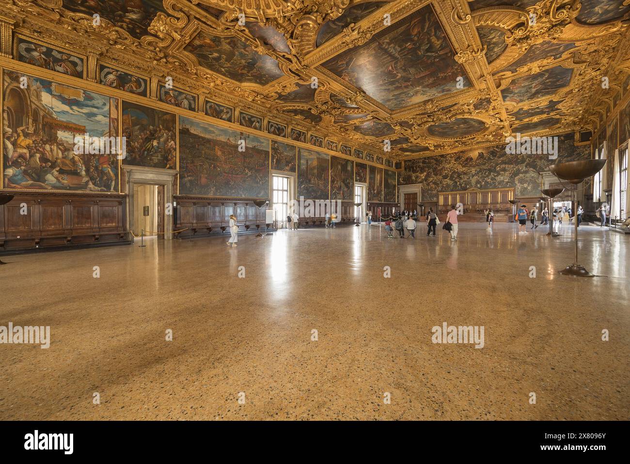 Venezia, Italia - 17 maggio 2024: Dettaglio architettonico all'interno di Palazzo Ducale a Venezia. Foto Stock