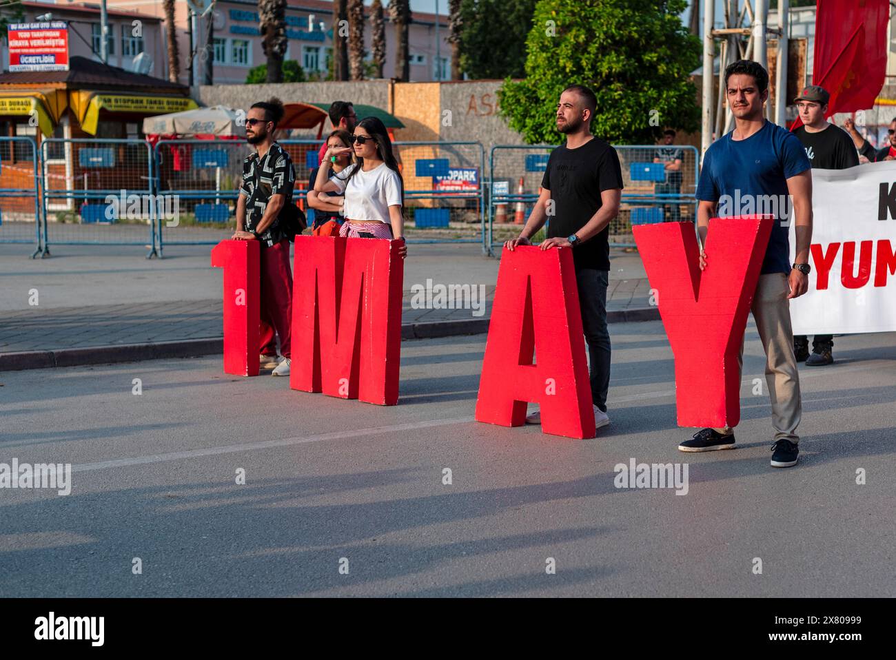 Gli attivisti stanno trasportando lettere del "1 MAGGIO" sulla May1st nella città di Adana, paese della Turchia. 05.01.2024 Foto Stock