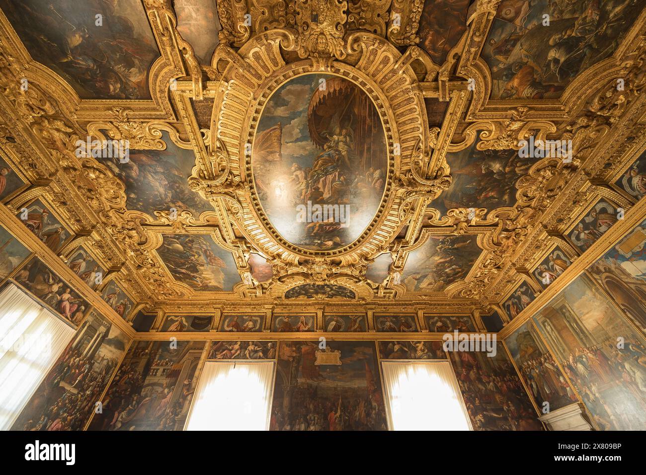 Venezia, Italia - 17 maggio 2024: Dettaglio architettonico all'interno di Palazzo Ducale a Venezia. Foto Stock