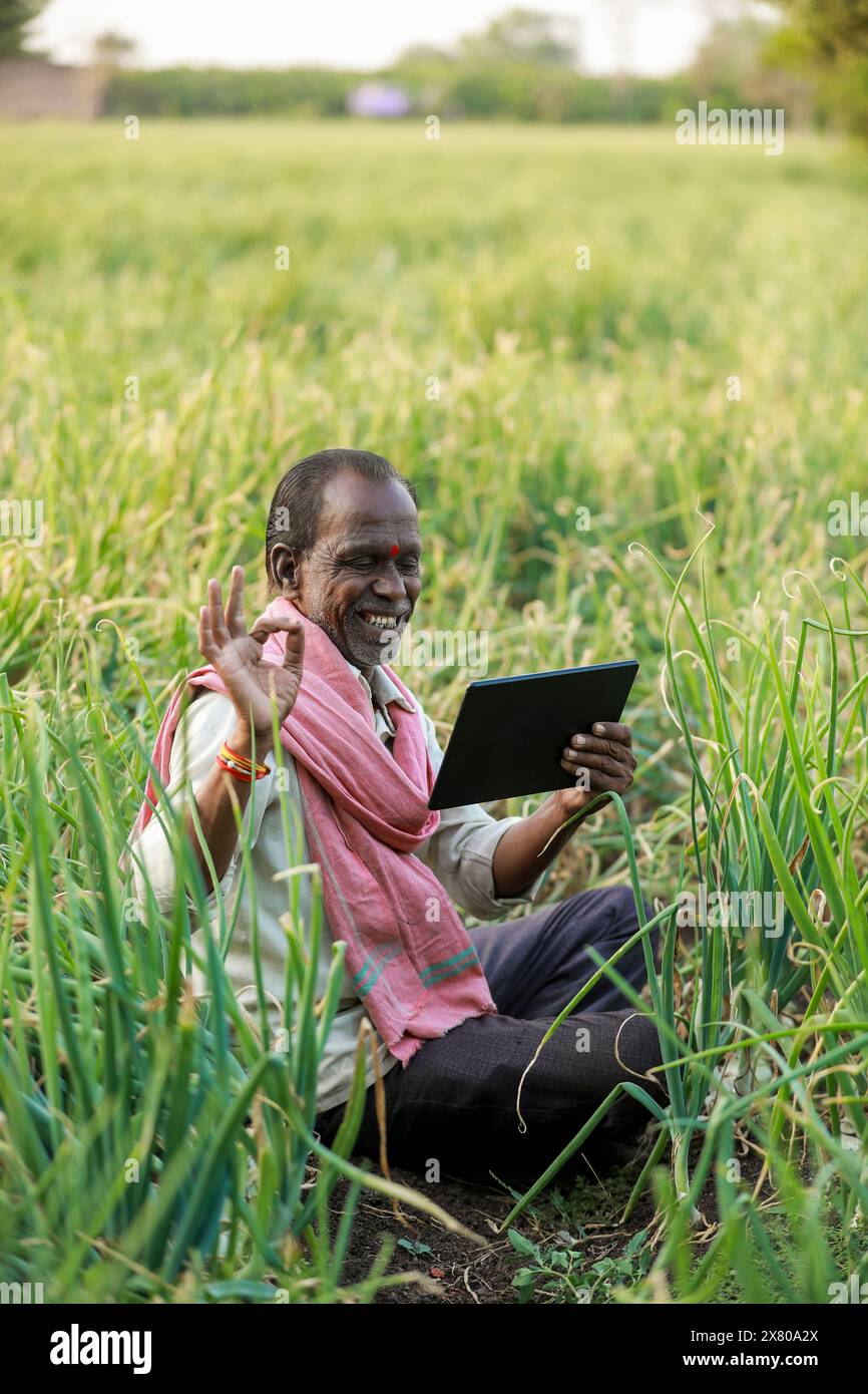 Agricoltore indiano con tablet in mano Foto Stock