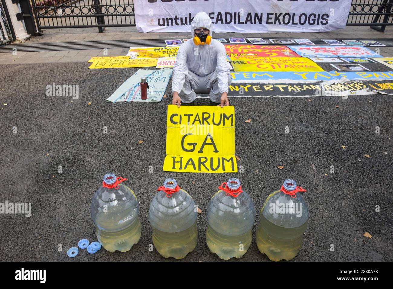 22 maggio 2024, Bandung, Giava occidentale, Indonesia: Gli attivisti del Forum Indonesiano per l'ambiente (WALHI) tengono cartelli e striscioni durante la protesta del fiume Citarum a Bandung. L'azione ha respinto l'estensione dell'attuazione del programma Citarum Harum perché si è ritenuto che non ci sarebbe stato alcun cambiamento a causa della mancanza di partecipazione della comunità sulle rive del fiume e ha esortato il governo ad assumere immediatamente una posizione ferma per fermare tutte le forme di danno arrecato da parte dei responsabili dell'inquinamento dei rifiuti al fiume o in altre parole la politica di tolleranza zero. (Immagine di credito: © Dimas Rachmatsyah/ZU Foto Stock