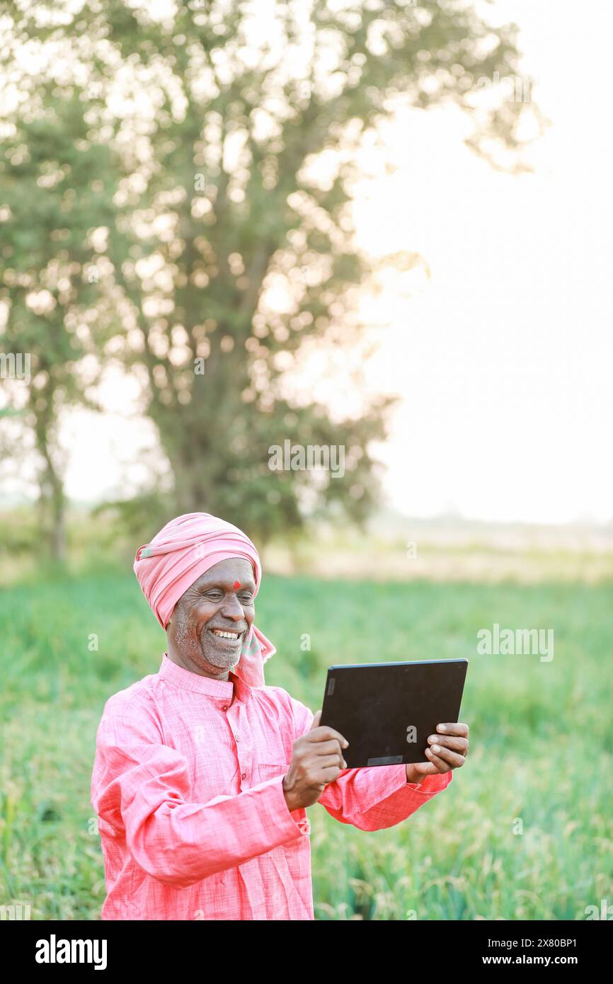 Agricoltore indiano con tablet in mano Foto Stock