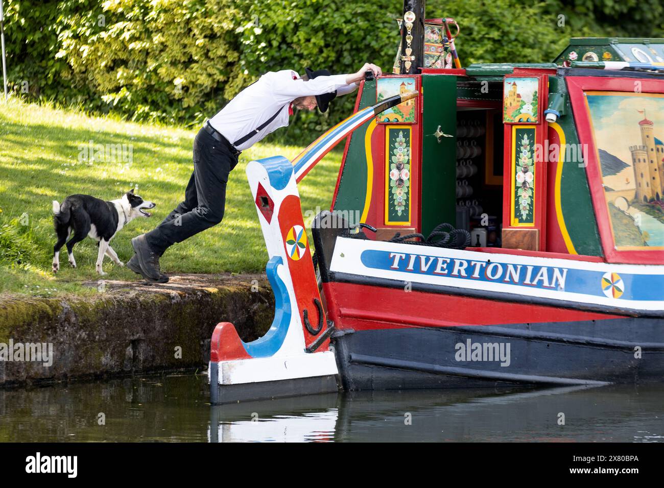 Con un grande colpo, la chiatta viene lanciata sul Grand Western Canal a Tiverton, devon, Regno Unito. Foto Stock