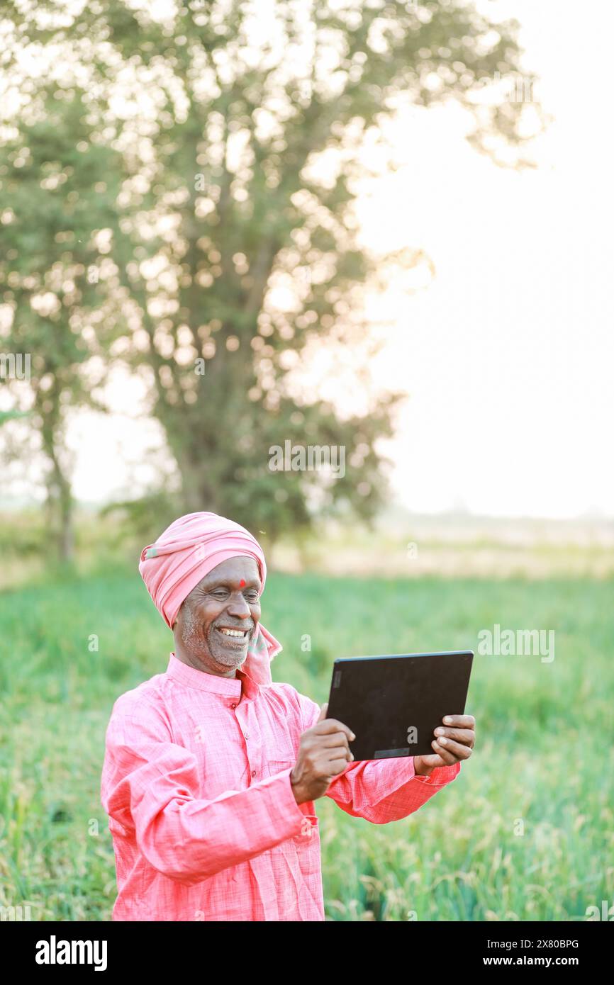 Agricoltore indiano con tablet in mano Foto Stock