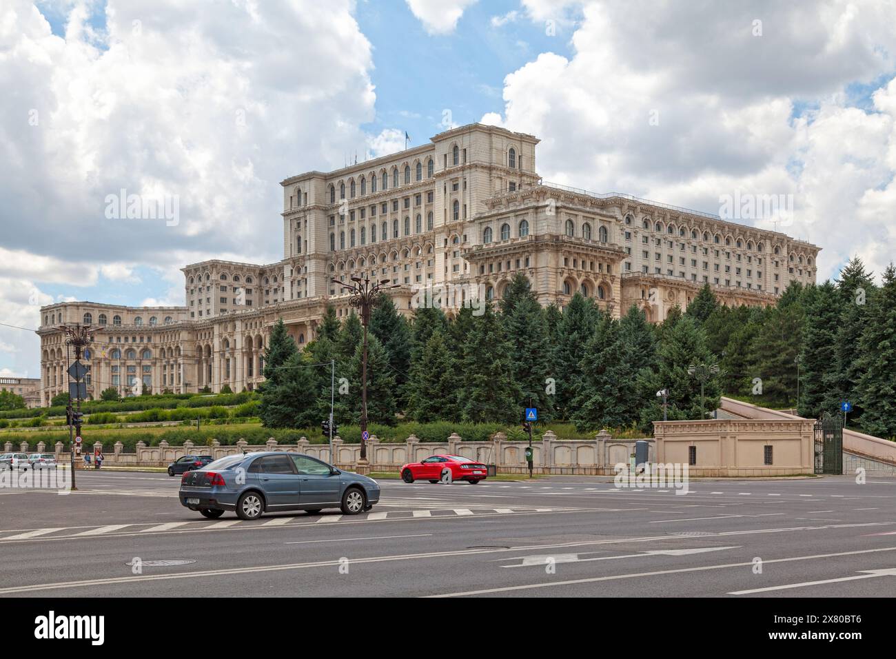 Bucarest, Romania - 24 giugno 2018: Il Palazzo del Parlamento (in rumeno: Palatul Parlamentului) è la sede del Parlamento rumeno. Situato su Foto Stock