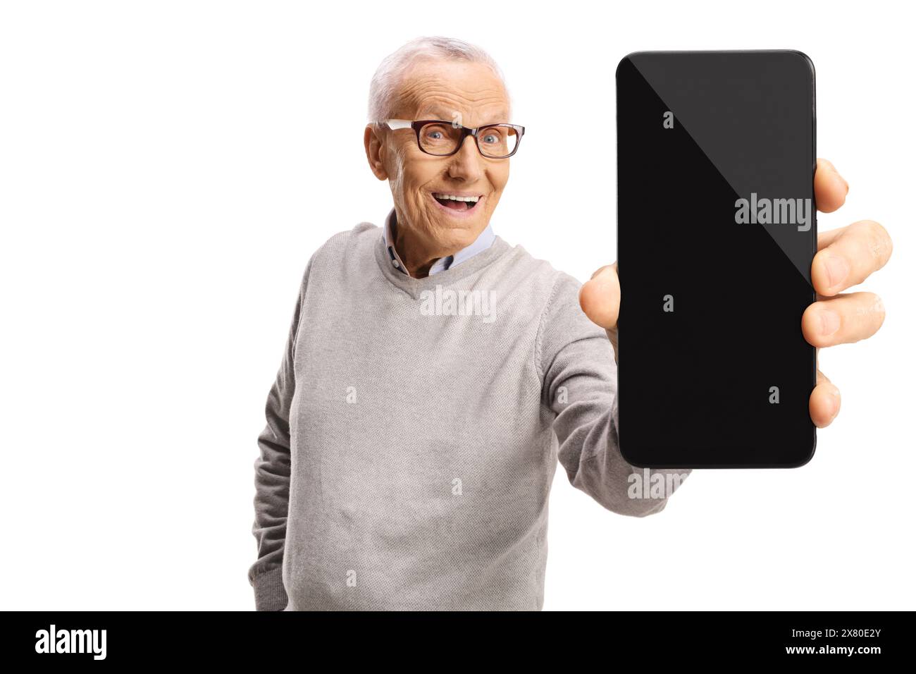 Pensionato in possesso di uno smartphone con schermo vuoto isolato su sfondo bianco Foto Stock