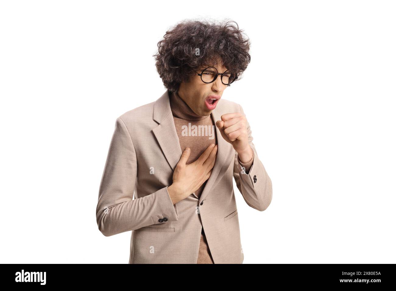 Giovane con capelli ricci che tossiscono isolato su sfondo bianco Foto Stock