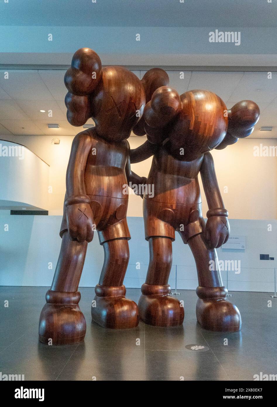 "Along the Way", scultura in legno del 2013 di Kaws (Brian Donnelly), Brooklyn Museum, New York, USA Foto Stock