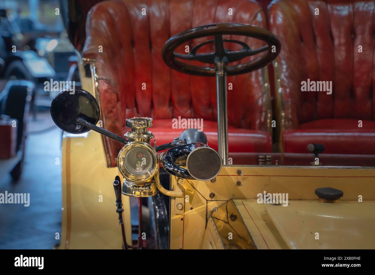 Primo piano di vecchie luci e corni su un'auto d'epoca in mostra al National Motor Museum di Beaulieu nella New Forest, nel sud dell'Inghilterra Foto Stock