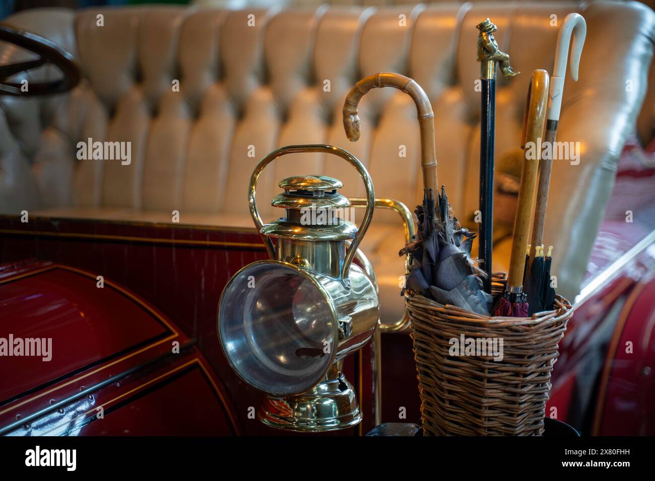 Primo piano di vecchie luci e corni su un'auto d'epoca in mostra al National Motor Museum di Beaulieu nella New Forest, nel sud dell'Inghilterra Foto Stock