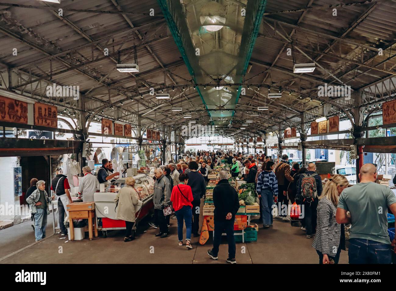 Antibes, Francia - 12 novembre 2022: Mercato provenzale ad Antibes il sabato pomeriggio Foto Stock