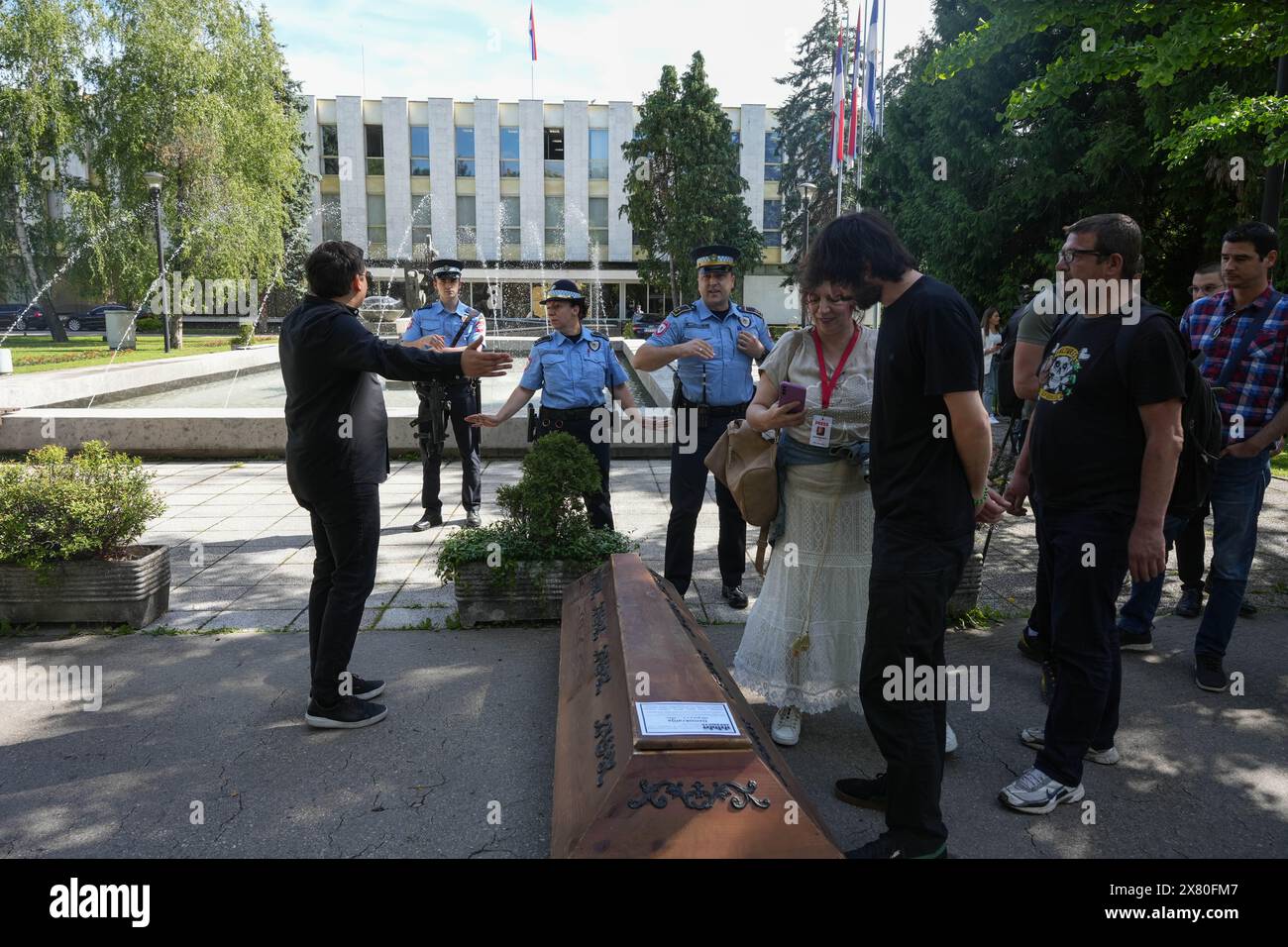 Banja Luka, Bosnia ed Erzegovina. 22 maggio 2024. Lo spettacolo "Funeral simbolico della democrazia" si è svolto alla vigilia della sessione dell'Assemblea nazionale della RS in occasione dell'annunciata adozione del disegno di legge restrittivo su un registro speciale e la pubblicità del lavoro delle organizzazioni non profit. Lo spettacolo è stato organizzato dall'organizzazione Restart Srpska, e un discorso postumo alla democrazia si è tenuto a Banja Luka, Bosnia ed Erzegovina, il 22 maggio 2024. Foto: Dejan Rakita/PIXSELL credito: Pixsell/Alamy Live News Foto Stock