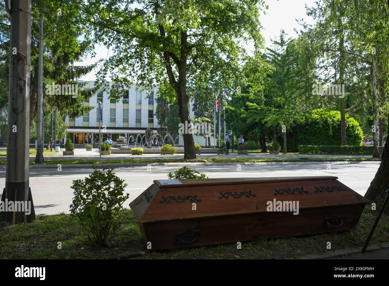 Banja Luka, Bosnia ed Erzegovina. 22 maggio 2024. Lo spettacolo "Funeral simbolico della democrazia" si è svolto alla vigilia della sessione dell'Assemblea nazionale della RS in occasione dell'annunciata adozione del disegno di legge restrittivo su un registro speciale e la pubblicità del lavoro delle organizzazioni non profit. Lo spettacolo è stato organizzato dall'organizzazione Restart Srpska, e un discorso postumo alla democrazia si è tenuto a Banja Luka, Bosnia ed Erzegovina, il 22 maggio 2024. Foto: Dejan Rakita/PIXSELL credito: Pixsell/Alamy Live News Foto Stock