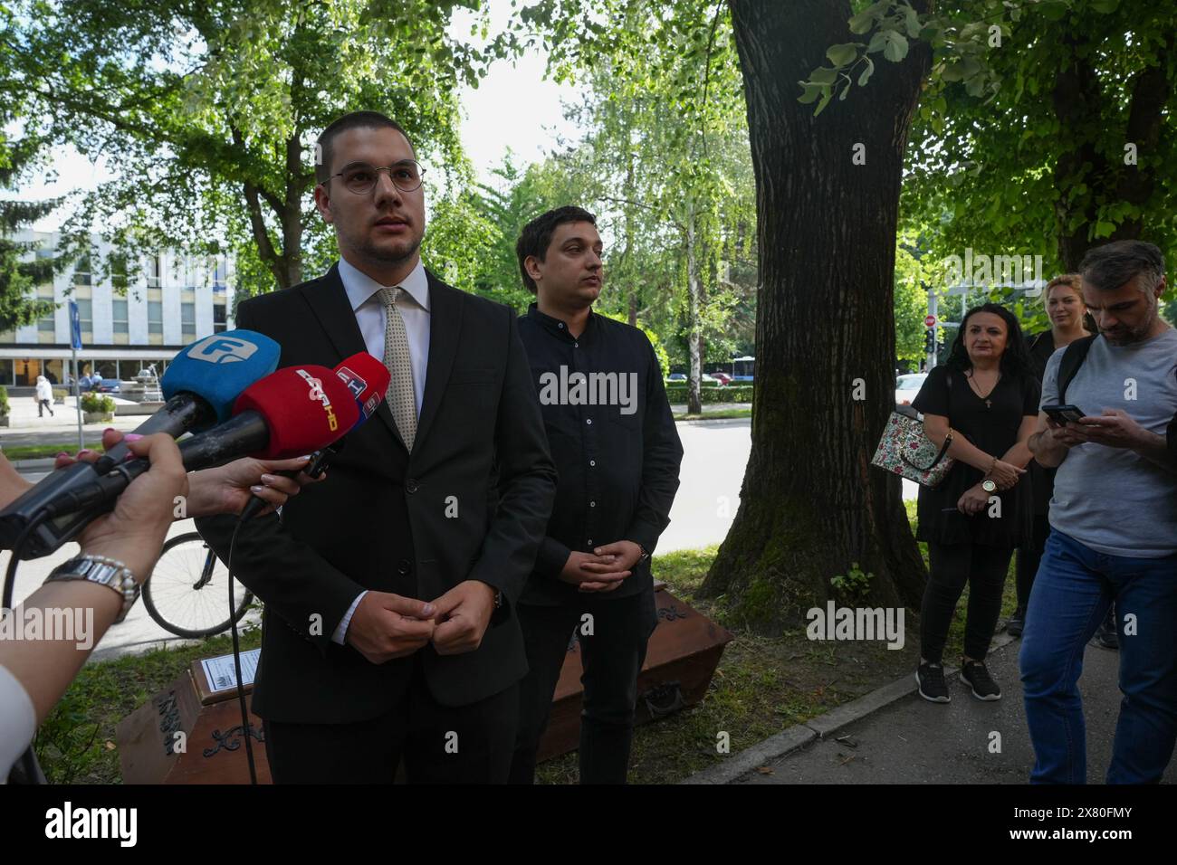 Banja Luka, Bosnia ed Erzegovina. 22 maggio 2024. Lo spettacolo "Funeral simbolico della democrazia" si è svolto alla vigilia della sessione dell'Assemblea nazionale della RS in occasione dell'annunciata adozione del disegno di legge restrittivo su un registro speciale e la pubblicità del lavoro delle organizzazioni non profit. Lo spettacolo è stato organizzato dall'organizzazione Restart Srpska, e un discorso postumo alla democrazia si è tenuto a Banja Luka, Bosnia ed Erzegovina, il 22 maggio 2024. Foto: Dejan Rakita/PIXSELL credito: Pixsell/Alamy Live News Foto Stock