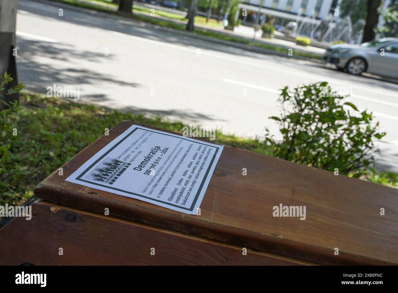 Banja Luka, Bosnia ed Erzegovina. 22 maggio 2024. Lo spettacolo "Funeral simbolico della democrazia" si è svolto alla vigilia della sessione dell'Assemblea nazionale della RS in occasione dell'annunciata adozione del disegno di legge restrittivo su un registro speciale e la pubblicità del lavoro delle organizzazioni non profit. Lo spettacolo è stato organizzato dall'organizzazione Restart Srpska, e un discorso postumo alla democrazia si è tenuto a Banja Luka, Bosnia ed Erzegovina, il 22 maggio 2024. Foto: Dejan Rakita/PIXSELL credito: Pixsell/Alamy Live News Foto Stock