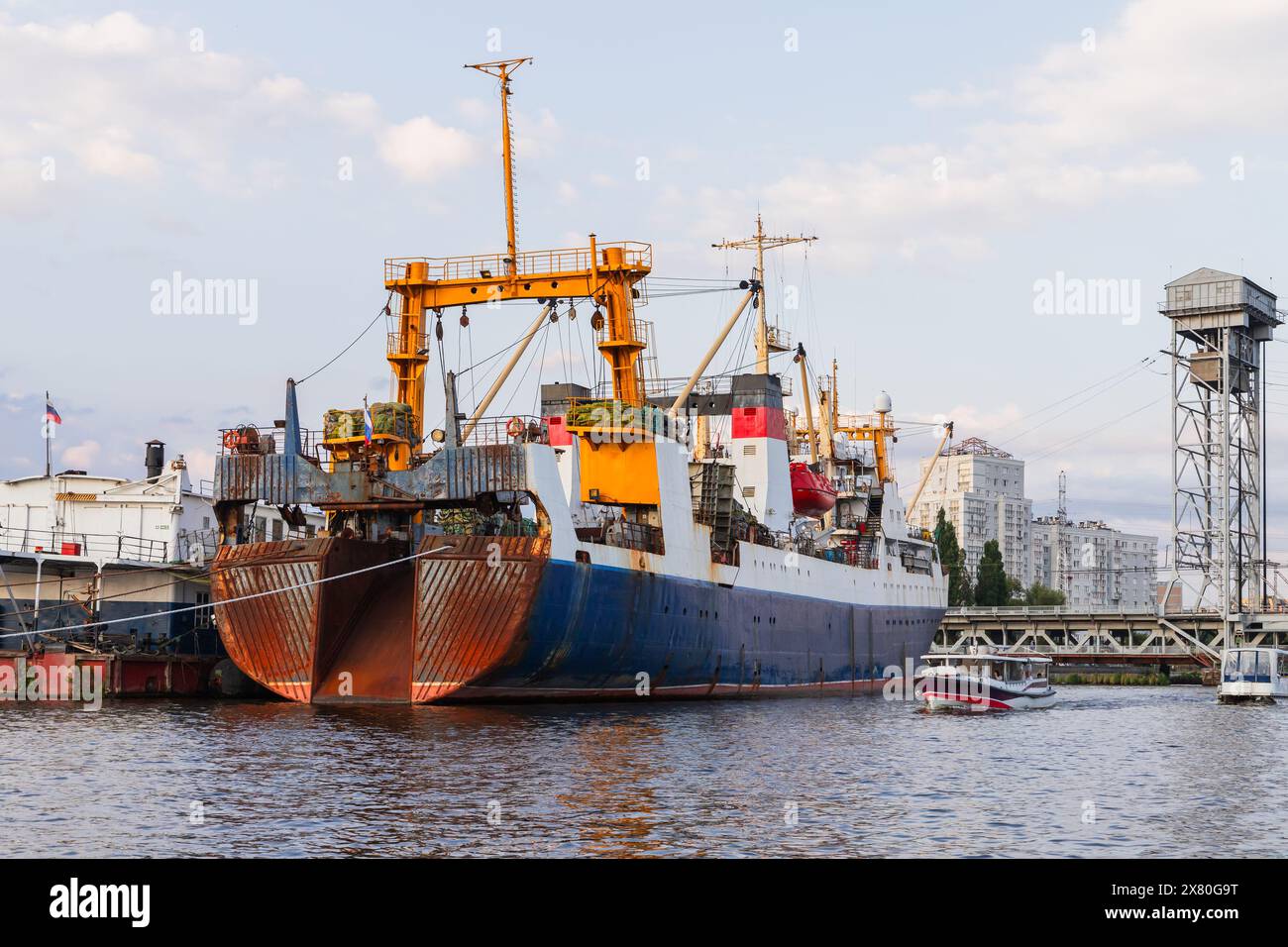 Il peschereccio industriale è ormeggiato nel porto di Kaliningrad, Russia Foto Stock