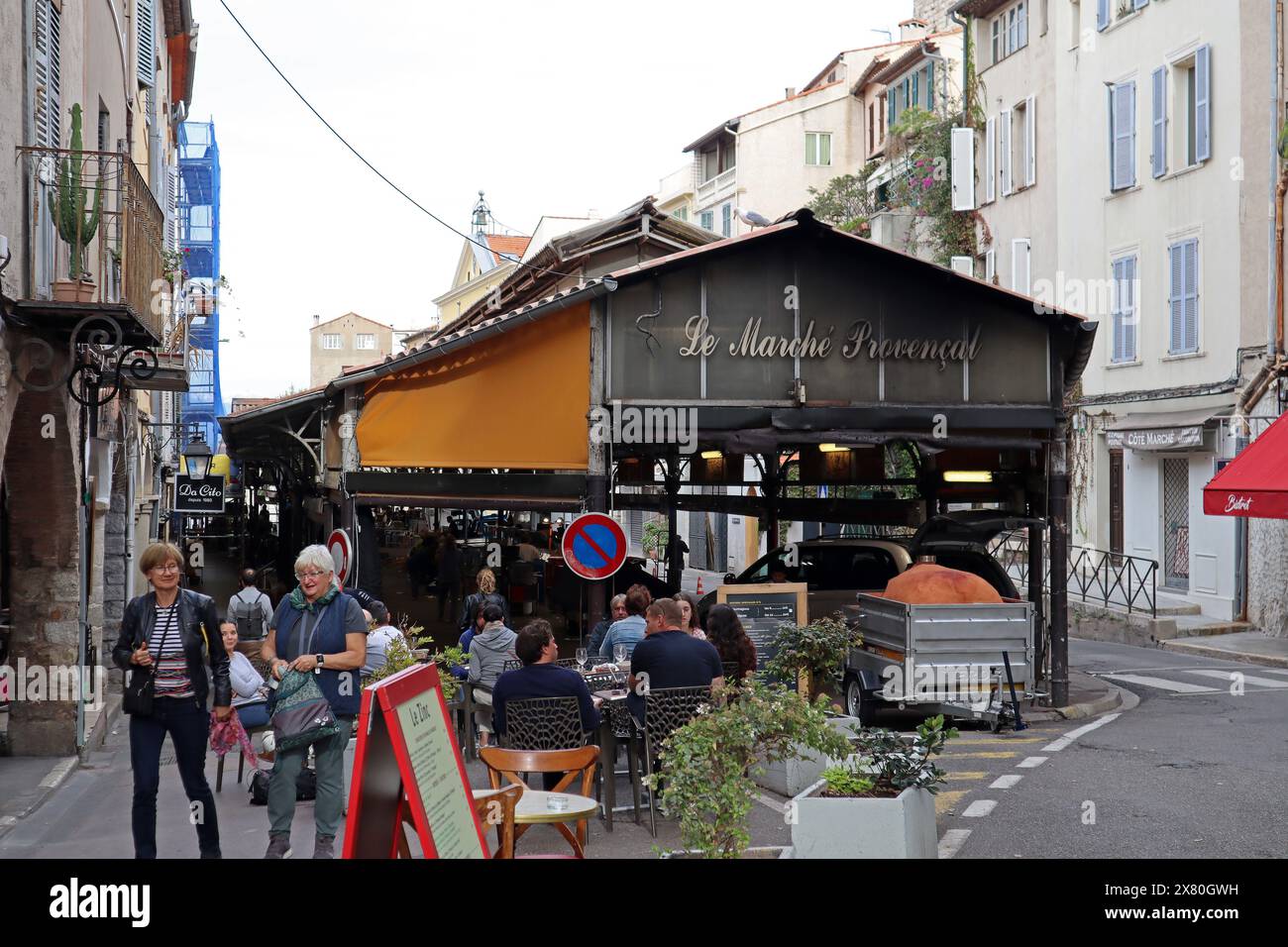 Antibes, Francia - 12 novembre 2022: Mercato provenzale ad Antibes il sabato pomeriggio Foto Stock