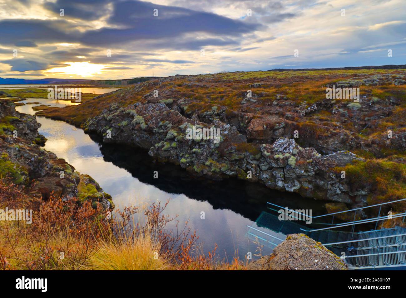 Parco nazionale di Thingvellir in Islanda. Il parco è situato in una ripida valle dove si trova il confine tra la placca tettonica nordamericana ed eurasiatica Foto Stock