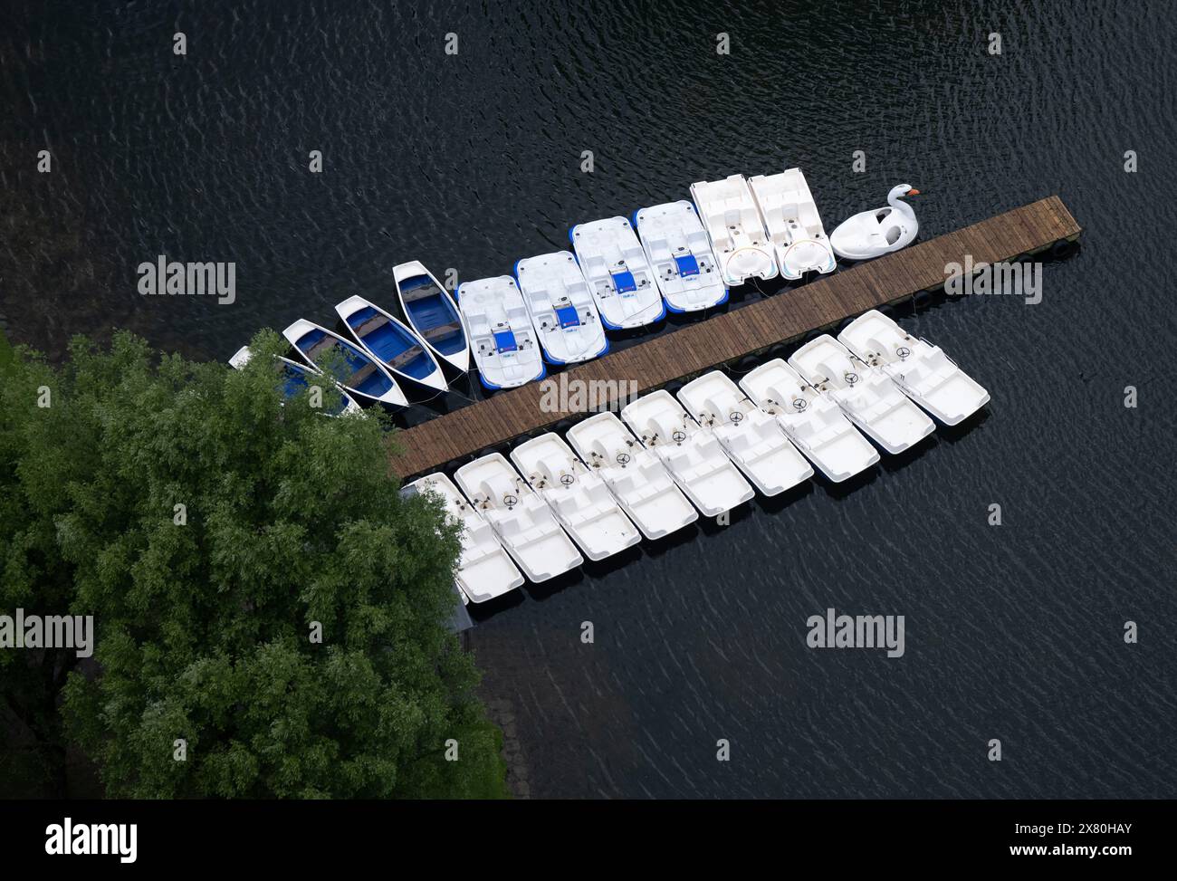 Monaco, Germania. 22 maggio 2024. Pedalò e barche a remi sono ormeggiate su un molo sul lago Olympic nel Parco Olimpico. Crediti: Sven Hoppe/dpa/Alamy Live News Foto Stock