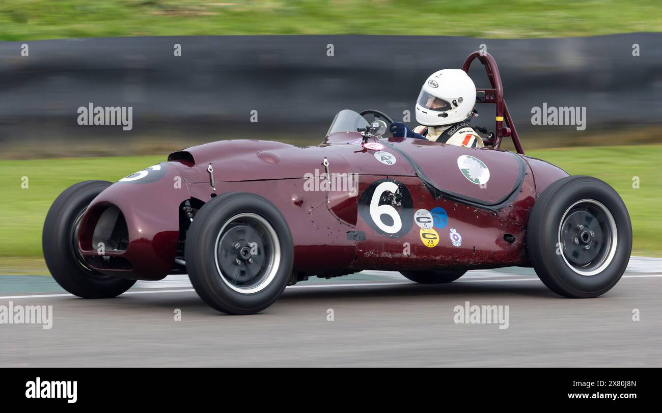 John Ure nel 1953 Cooper-Bristol Mk2 T24/25 durante la Parnell Cup. 2024 Goodwood 81st Member's Meeting, Sussex, Regno Unito Foto Stock