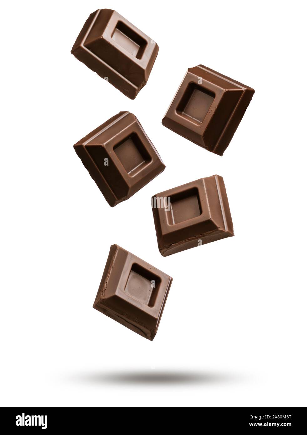 Blocchi di cioccolato fondente che cadono su sfondo bianco. Foto Stock Blocchi di cioccolato fondente che cadono su sfondo bianco. Foto Stock