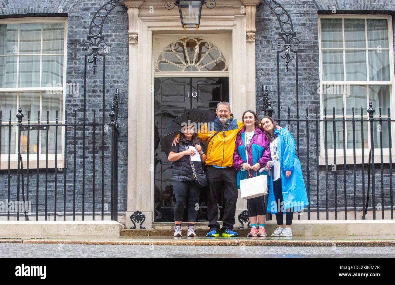 Londra, Inghilterra, Regno Unito. 22 maggio 2024. FIGEN MURRAY, madre della vittima dell'attentato alla Manchester Arena Martyn Hett, arriva a Downing Street, Londra con (marito e figlie, per consegnare una lettera sulla legge di Martyn al numero 10, dopo la sua passeggiata di 200 miglia fino a Londra dal luogo in cui suo figlio è stato ucciso a Manchester. La legge di Martyn prende il nome in omaggio al 29enne che era una delle 22 persone uccise alla fine di un concerto dell'Ariana grande nel maggio 2017, richiederebbe ai locali e alle autorità locali del Regno Unito piani di prevenzione contro gli attacchi terroristici. Crediti: ZUMA Press, Inc./Alamy Live News Foto Stock