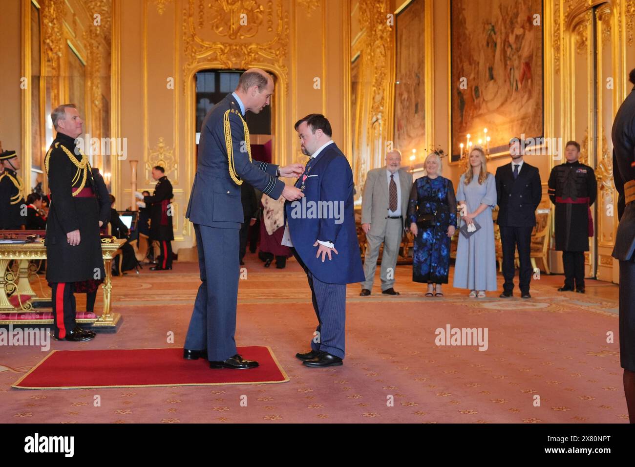 Il dottor James Martin è stato nominato membro dell'ordine dell'Impero britannico dal Principe di Galles al Castello di Windsor. L'onore riconosce i servizi al dramma in Irlanda del Nord. Data foto: Mercoledì 22 maggio 2024. Foto Stock