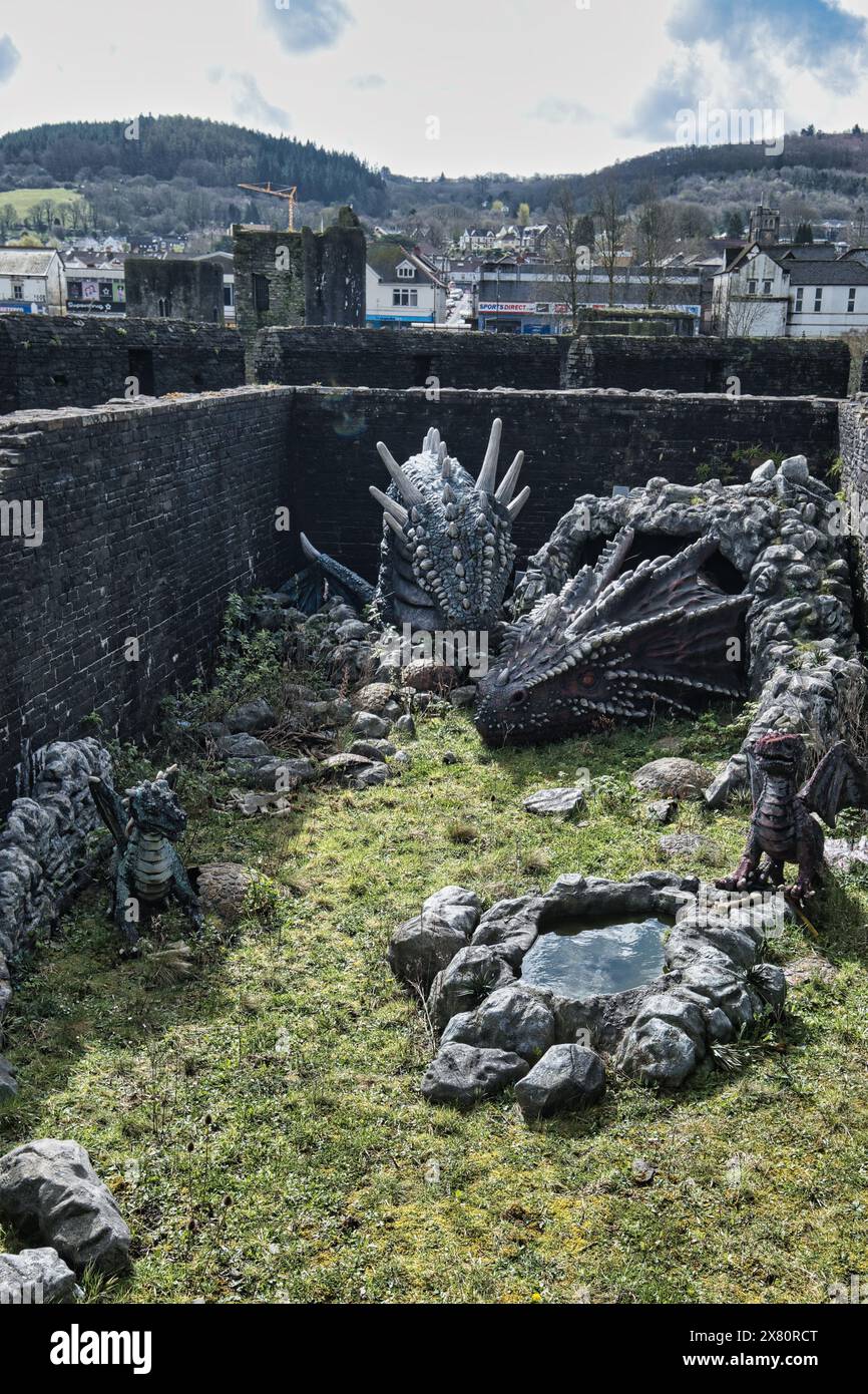 Draghi al castello di Caerphilly all'inizio della primavera, Galles Foto Stock