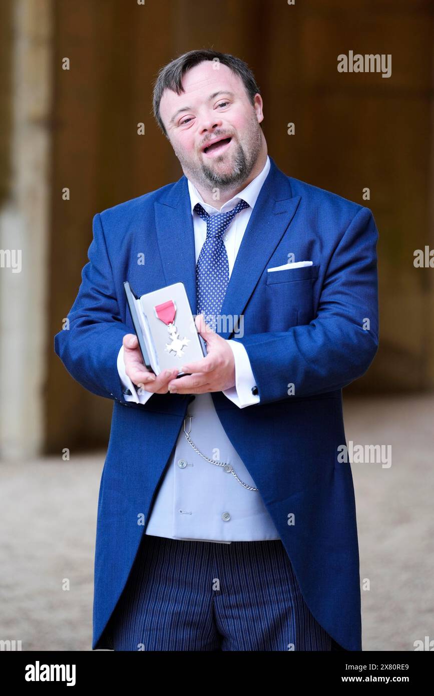 James Martin dopo essere stato nominato membro dell'ordine dell'Impero britannico dal Principe di Galles durante una cerimonia di investitura al Castello di Windsor, nel Berkshire. Data foto: Mercoledì 22 maggio 2024. Foto Stock