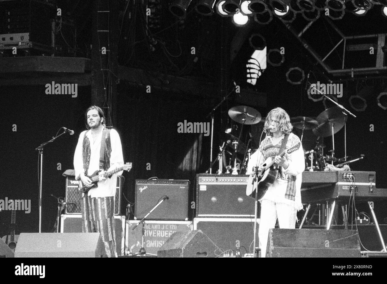 HOTHOUSE FLOWERS, PYRAMID STAGE, GLASTONBURY 1990: Liam Ó Maonlaí (cantante) e Fiachna Ó Braonáin (chitarra) della band irlandese Hothouse Flowers sul Pyramid Main Stage al Glastonbury Festival, Pilton Farm, Somerset, Inghilterra, giugno 1990. Nel 1990 il festival ha celebrato il suo ventesimo anniversario. Foto: ROB WATKINS. INFO: Hothouse Flowers è un gruppo musicale irlandese formatosi nel 1985, noto per la loro fusione di rock, soul e musica tradizionale irlandese. Hanno guadagnato fama con successi come "Don't Go" e "Give IT Up", diventando un'attrice amata alla fine degli anni '1980 Foto Stock