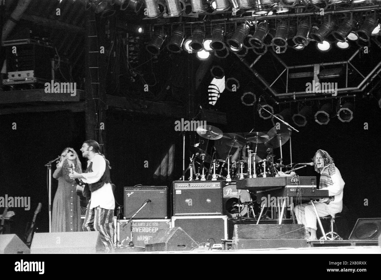 HOTHOUSE FLOWERS, PYRAMID STAGE, GLASTONBURY 1990: Liam Ó Maonlaí (cantante) e Fiachna Ó Braonáin (chitarra) della band irlandese Hothouse Flowers sul Pyramid Main Stage al Glastonbury Festival, Pilton Farm, Somerset, Inghilterra, giugno 1990. Nel 1990 il festival ha celebrato il suo ventesimo anniversario. Foto: ROB WATKINS. INFO: Hothouse Flowers è un gruppo musicale irlandese formatosi nel 1985, noto per la loro fusione di rock, soul e musica tradizionale irlandese. Hanno guadagnato fama con successi come "Don't Go" e "Give IT Up", diventando un'attrice amata alla fine degli anni '1980 Foto Stock