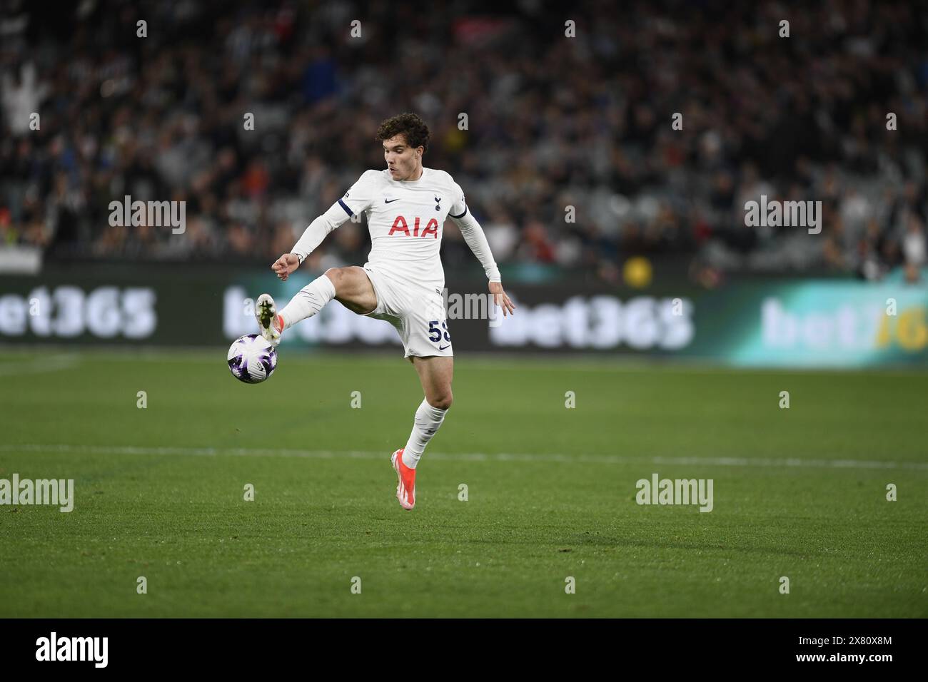 MELBOURNE, AUSTRALIA. 22 maggio 2024. Nella foto: Il centrocampista del Tottenham Hotspur Yago Santiago (58) in azione durante la settimana del calcio globale le squadre della Premiership inglese sono amichevoli al MCG di Melbourne. Crediti: Karl Phillipson/Alamy Live News Foto Stock