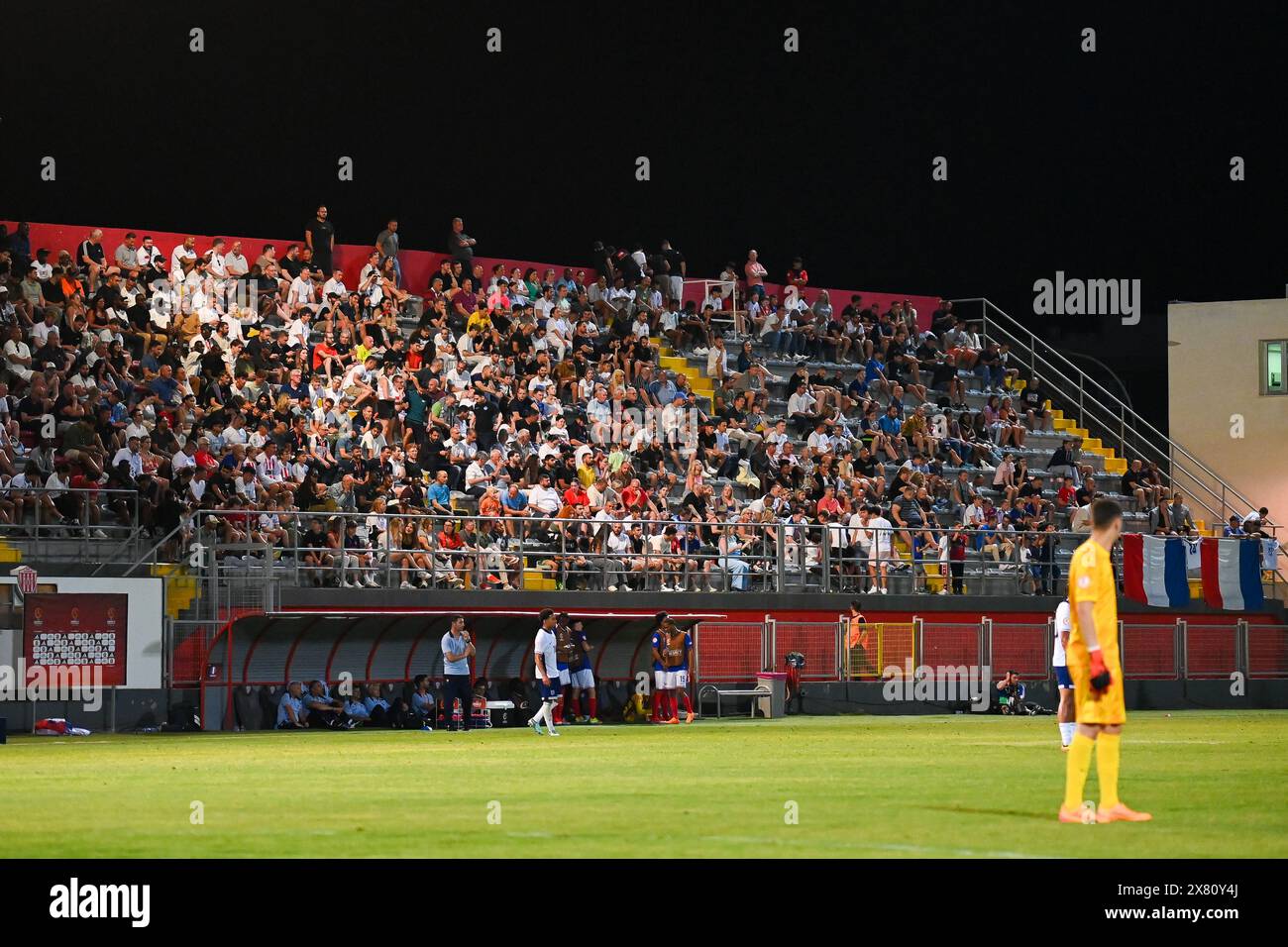 Larnaca, Cipro, 21 maggio 2024. I tifosi guardano mentre la squadra inglese U17 vince la gara d'apertura contro la Francia nella prima partita dei Campionati europei di Cipro. Crediti: TeeGeePix/Alamy Live News Foto Stock