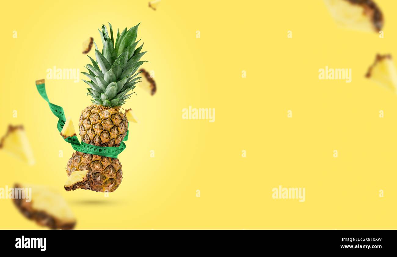Ananas serrato con nastro metrico su sfondo giallo, spazio di copia. Concetto di dimagrimento. Foto Stock