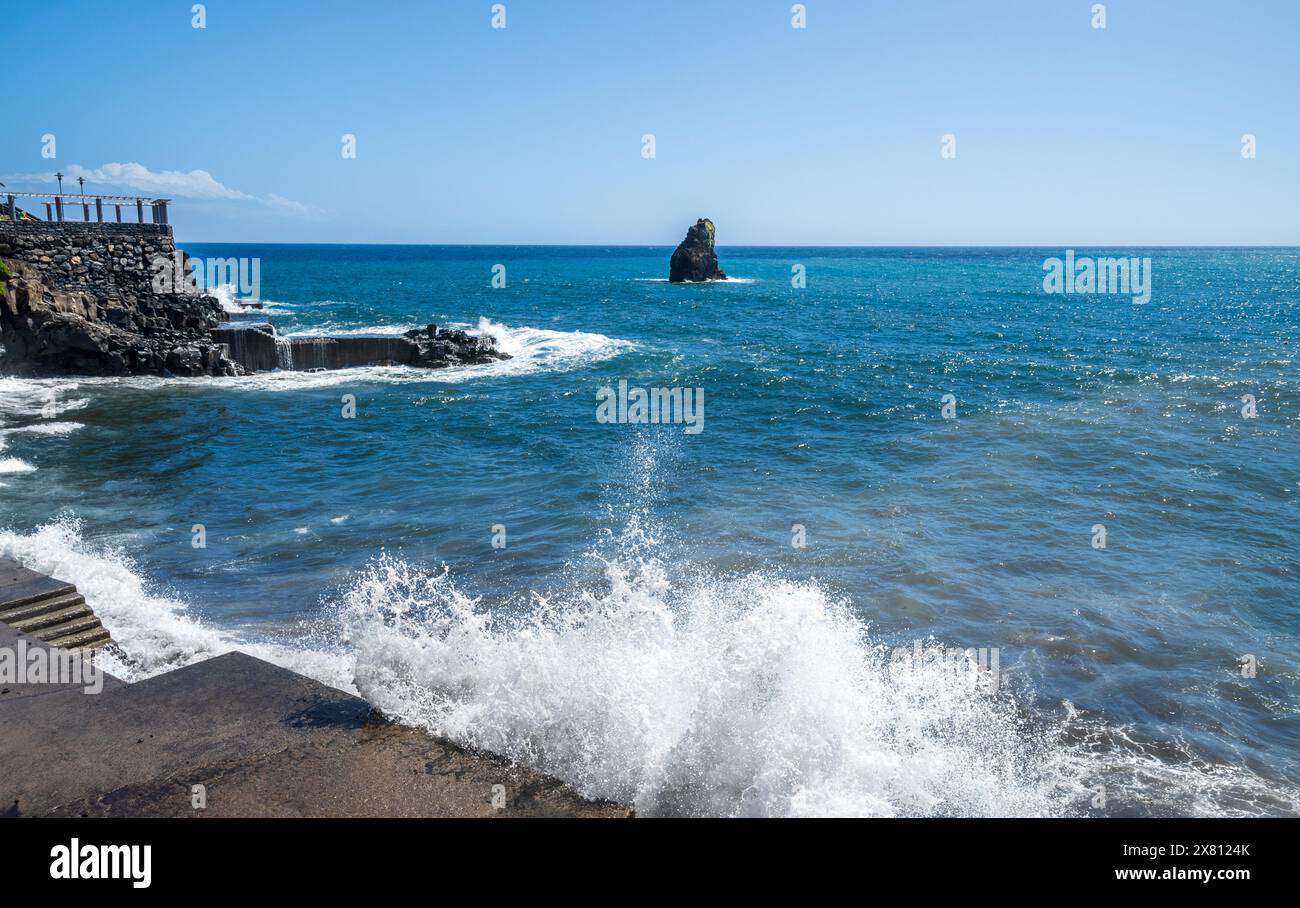 Pittoresca baia di Camara De Lobos Camara De Lobos, sede di pescherecci locali e case tradizionali Foto Stock