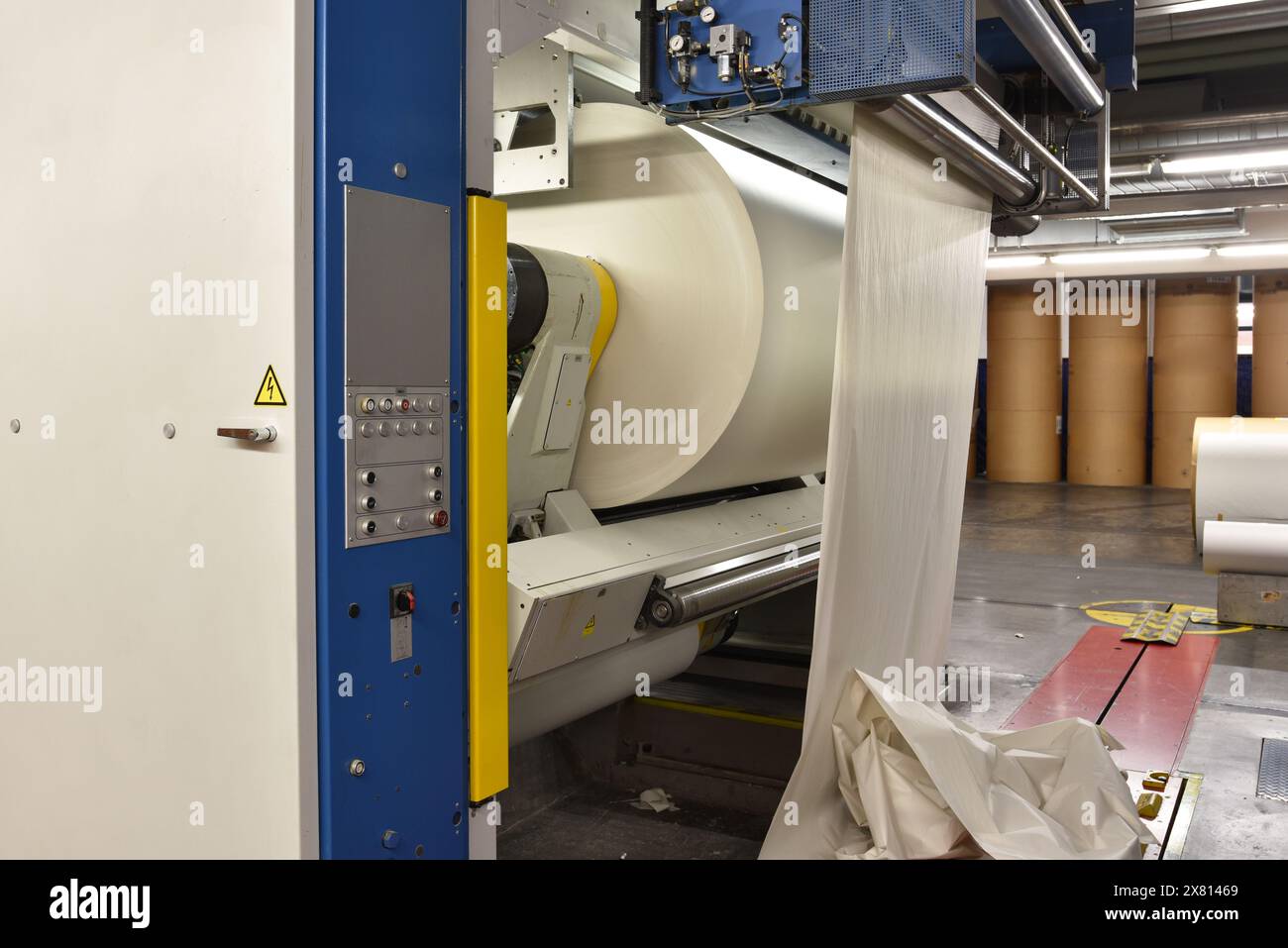 moderne macchine da stampa offset in un grande impianto di stampa - attrezzature moderne in un'azienda industriale Foto Stock