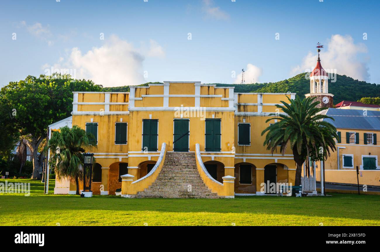 St. Croix, Isole Vergini americane - 10 settembre 2016: L'edificio storico giallo brillante è centrale rispetto al sito storico nazionale di Christiansted. Foto Stock