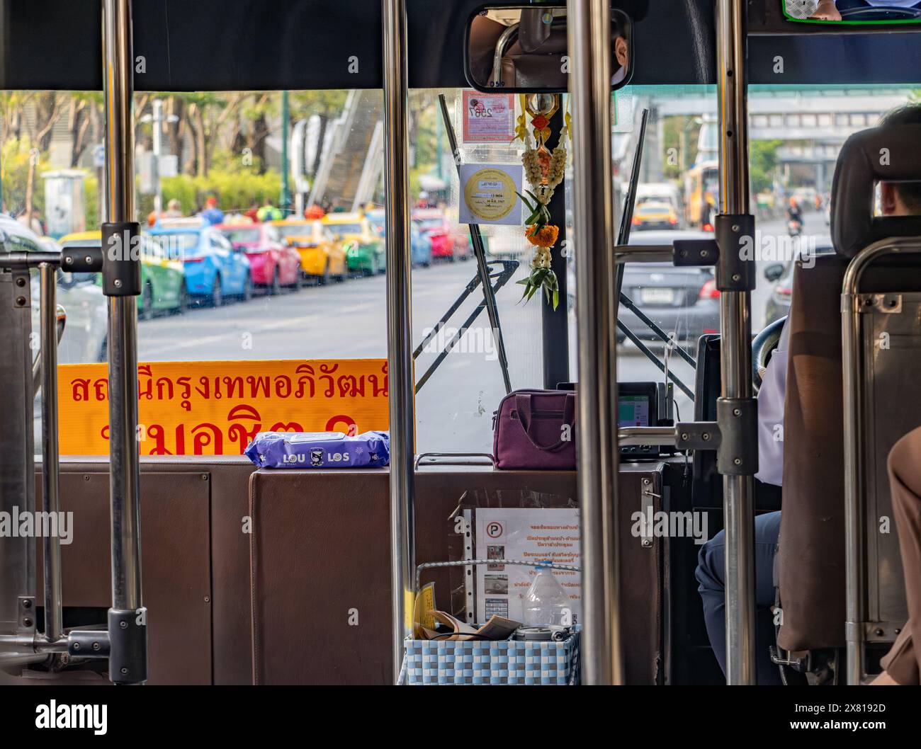 BANGKOK, THAILANDIA, 19 MAGGIO 2024, Vista dalla finestra di un autobus in movimento nel centro della città nel tardo pomeriggio Foto Stock