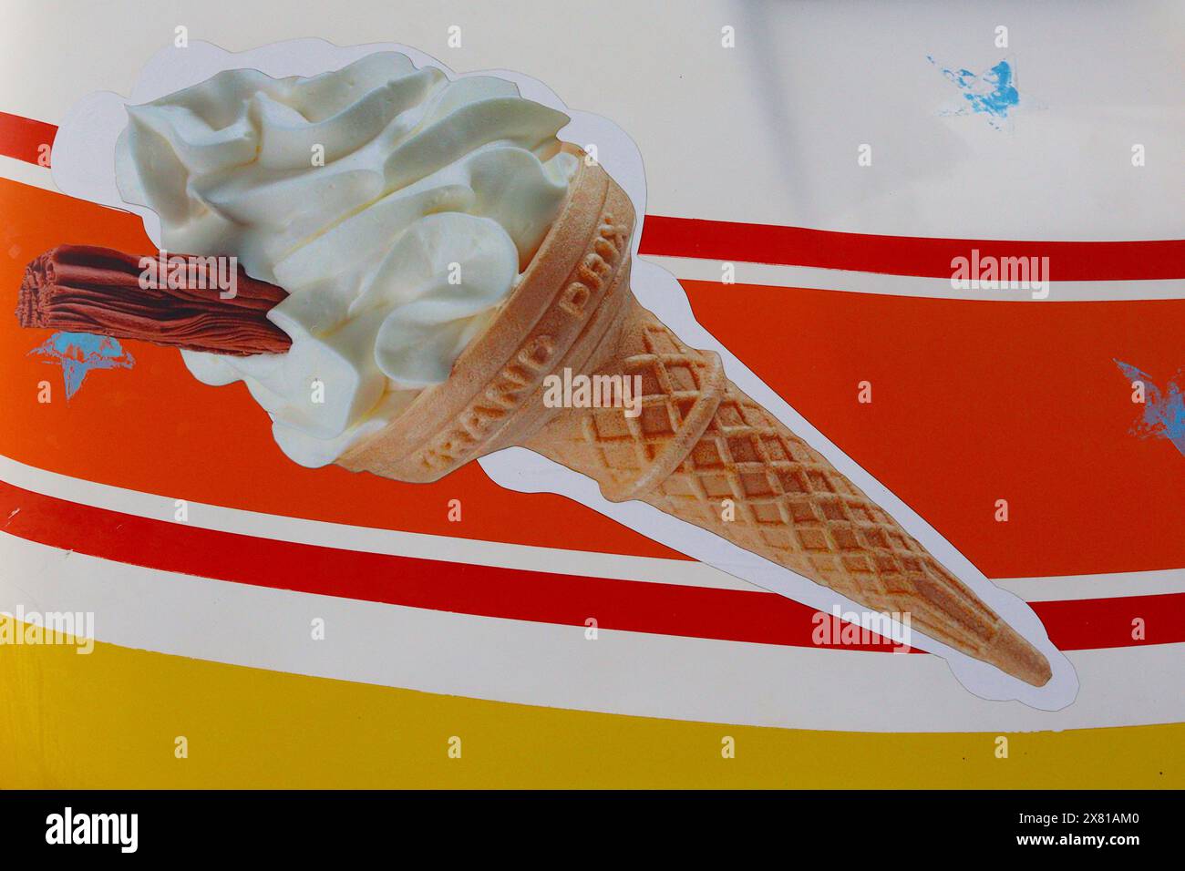 Strati sovrapposti di vinile colorato e grafica stampata creano un furgone da gelato Mr Whippy completamente livato, parcheggiato con vista sul mare nell'aprile 2024. Foto Stock